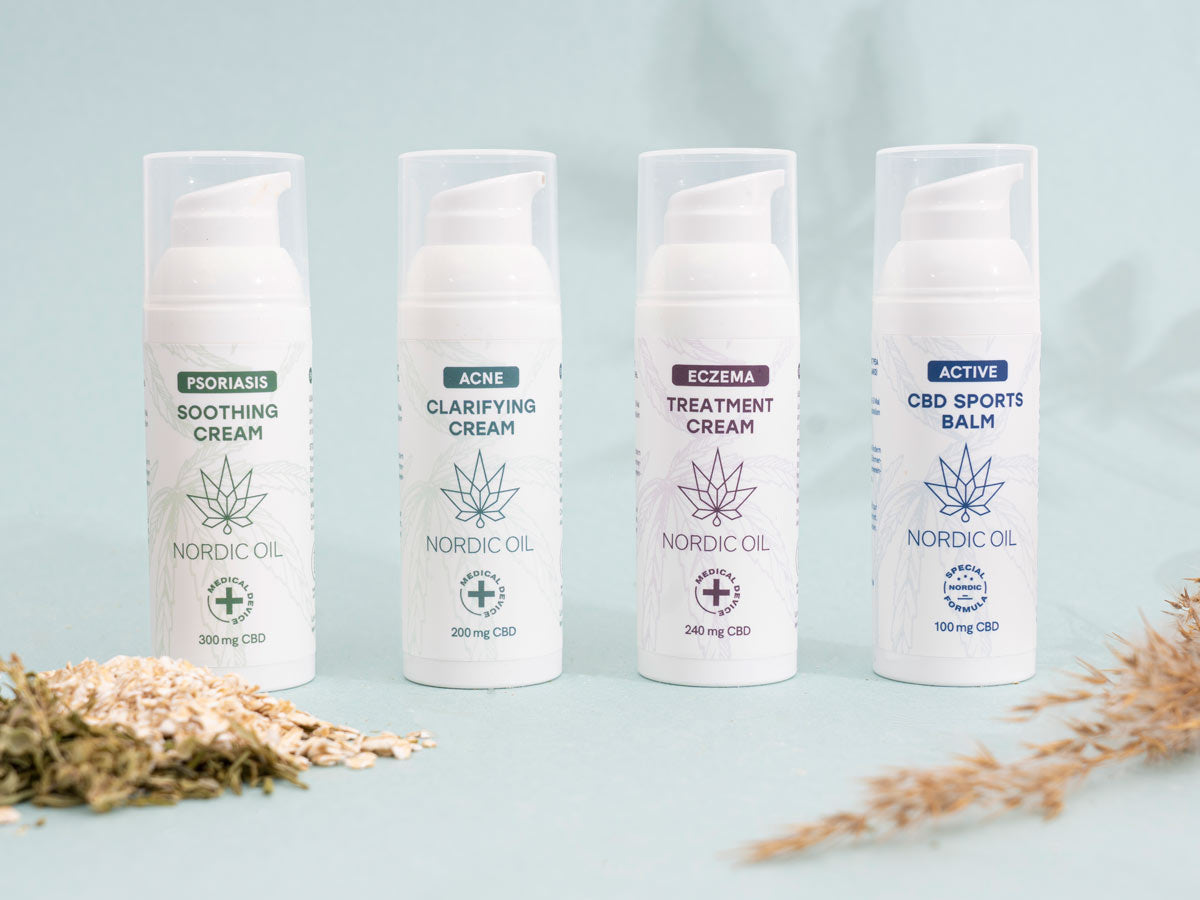 Wszystkie butelki Nordic Oil są w rzędzie, na niebieskim tle.