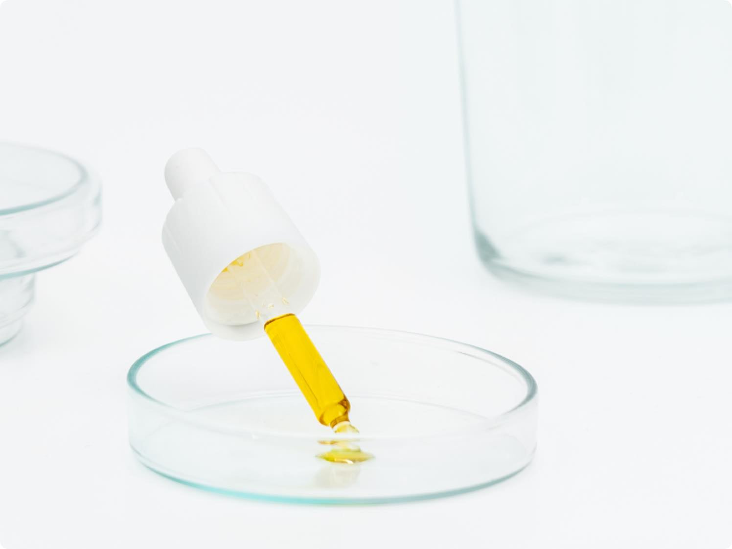 Olej CBD jest testowany w laboratorium.