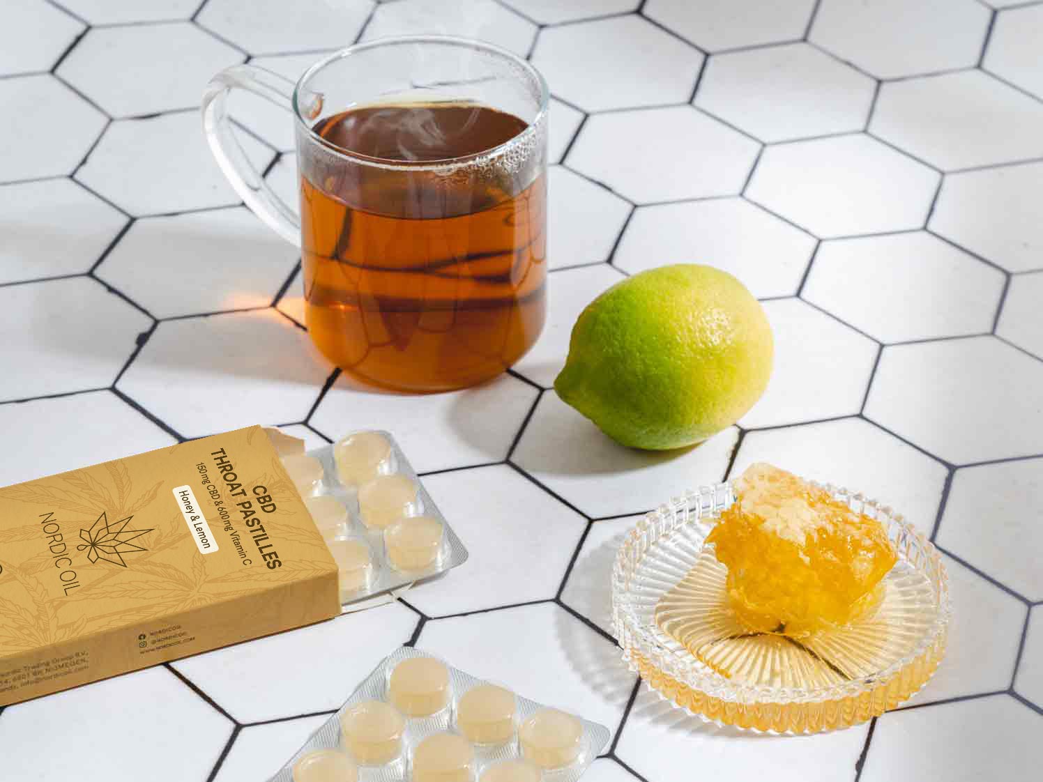 herbata obok miodu lipowego i tabletek cbd